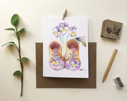 Carte de souhait - Abeille et botines par Katrinn Pelletier Illustration - Marie fil
